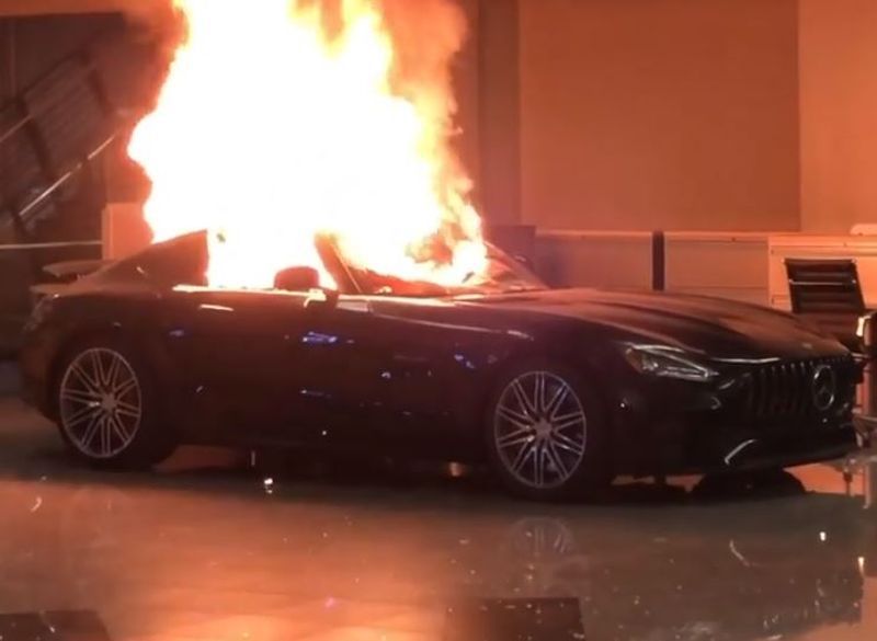 Ničilo sa aj v predajni Mercedesu-Benz v...