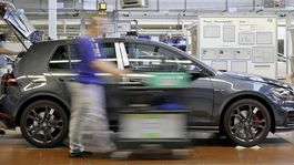 Mzdy padajú. Viac v peňaženkách sa dá čakať až budúci rok