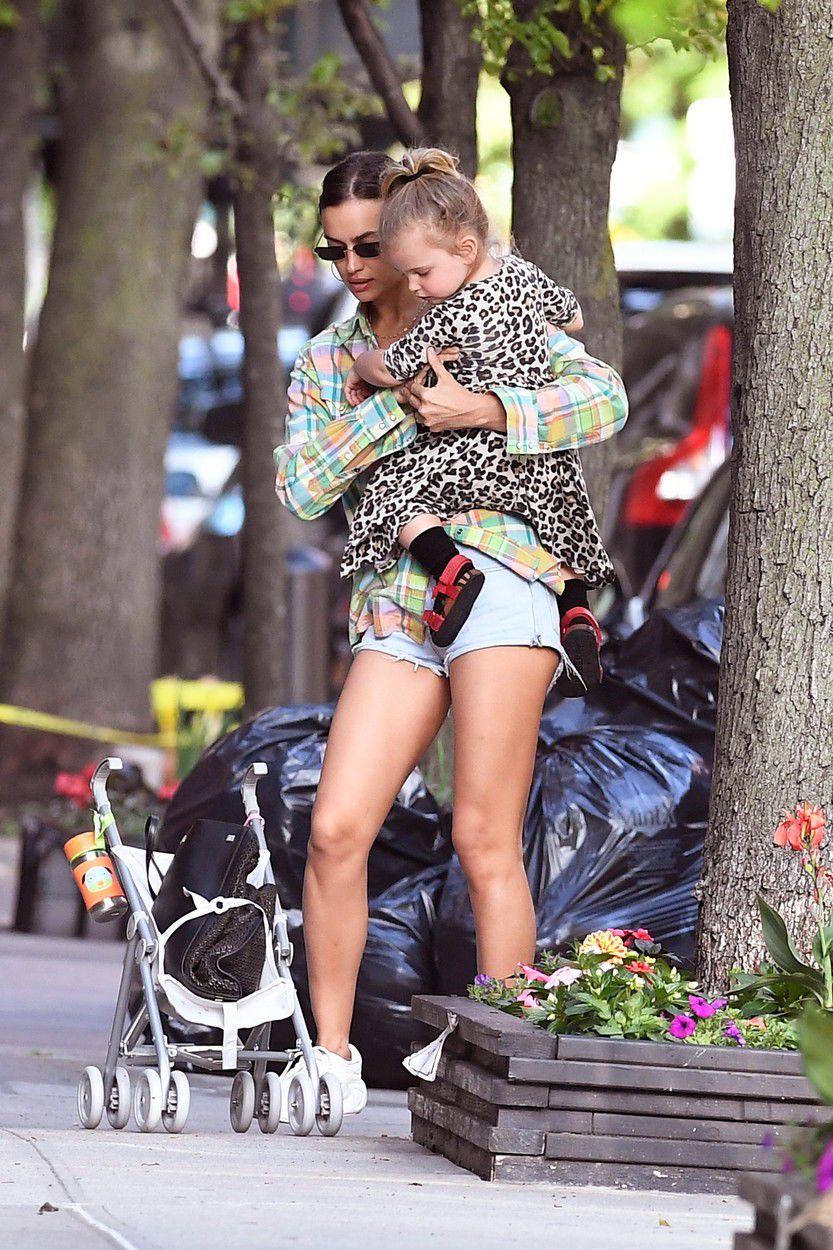 Irina Shayk s dcérkou Leou v uliciach New Yorku.
