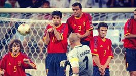 Opľul Carlosa, vraj udrel Maradonu. Buldoga chceli zastreliť