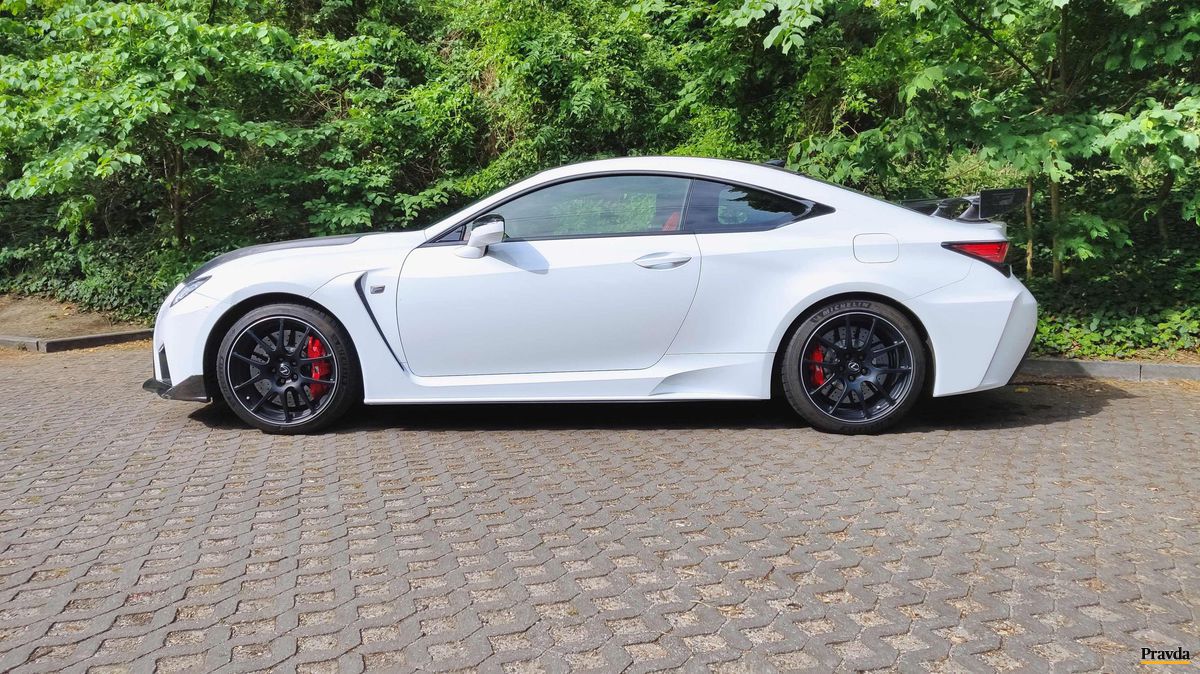 Automobil na dĺžku meria 4 709 mm.