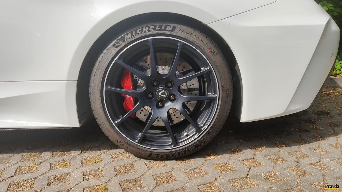 V štandarde automobil stojí na 19-palcových...