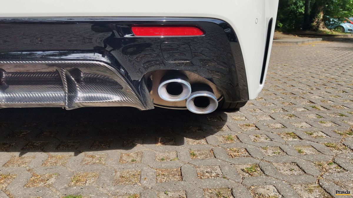Zo štvoritej koncovky výfukového potrubia...