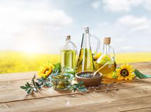 olej, kuchynský tuk, panenský olej, fľaša, olivy, slnečnica, stôl