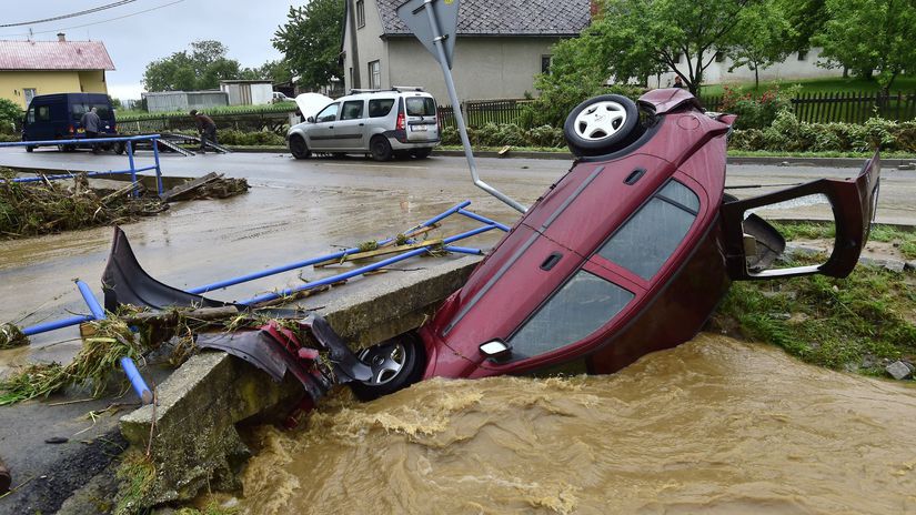 česko povodeň záplavy voda auto