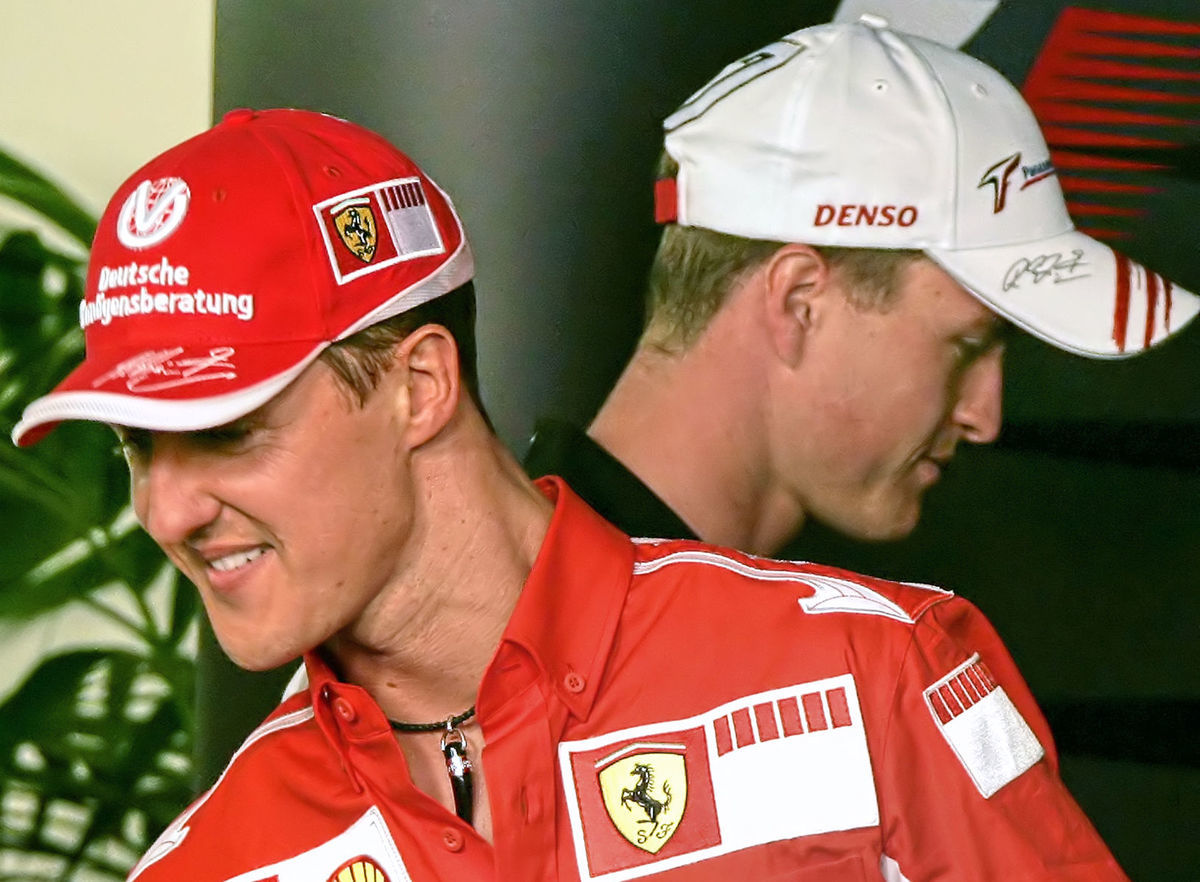 Michael Schumacher (vľavo) a jeho brat Ralf v...