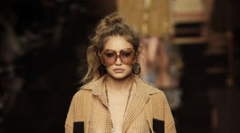 Modelka Gigi Hadid na prehliadke značky Fendi so slnečnými okuliarmi v retro štýle sedemdesiatych rokov.