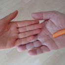 ruky, dlane, mrkva, oranžová, karotén, farba kože