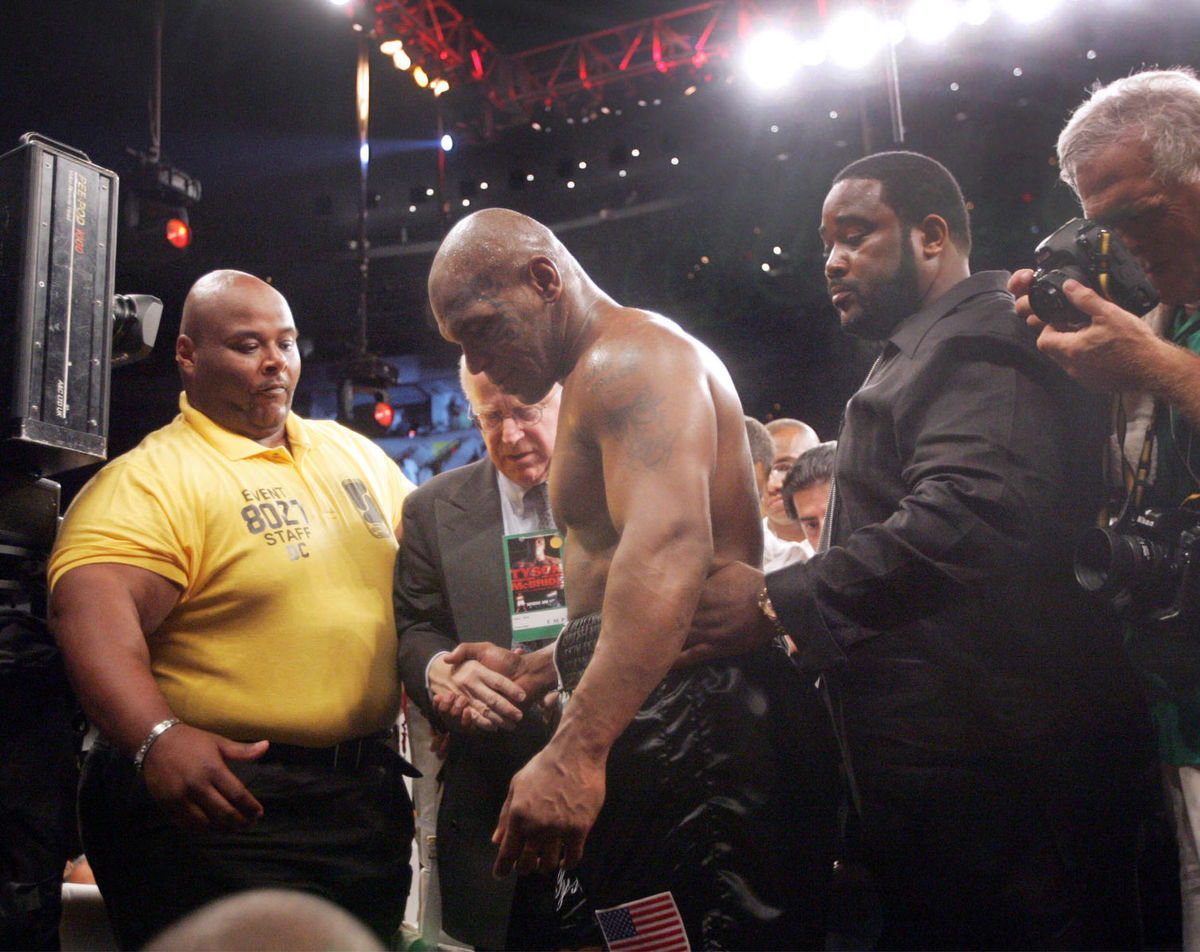 Mike Tyson opúšťa ring po poslednom zápase v...