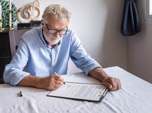 dôchodca, závet, podpis, papier