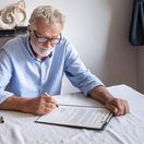 dôchodca, závet, podpis, papier