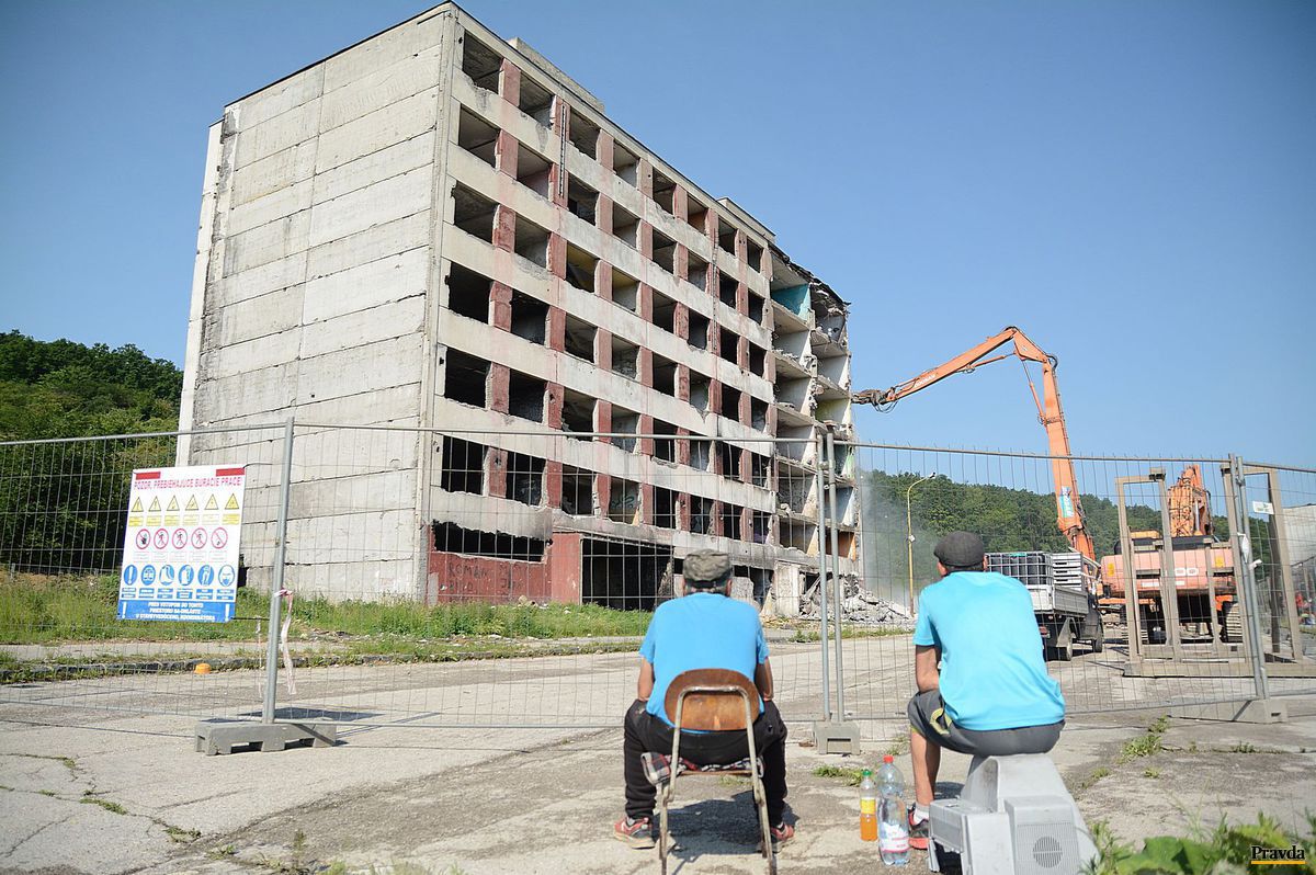 Búranie paneláku na košickom sídlisku Luník IX.