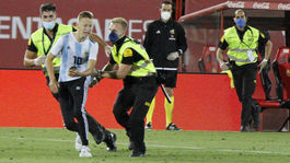 To bude drahá selfie. Fanúšik vtrhol na ihrisko a chcel foto s Messim