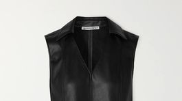 Šaty s koženým efektom Alexander Wang T, predáva Net-a-porter.com za 475 eur. 