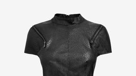 Šaty s koženým efektom Armani Exchange, predávajú sa za 253 eur. 