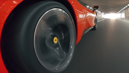 Leclerc prebúdzal Monako v úžasnom Ferrari. Pozrite sa, ako sa rútil ulicami