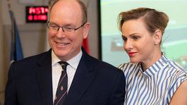 Zamilovaní ako školáci? Princezná Charlene bez rúška, nalepená na manžela