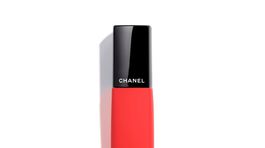 Tekutý rúž s matným finišom Rouge Allure Liquid Powder od Chanel, odtieň Radical. Predáva sa za 38,99 eura. 