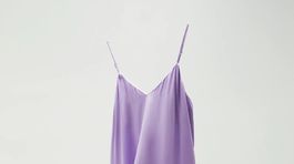 Dámske šaty na tenkých ramienkach Zara, predávajú sa za 39,95 eura. 