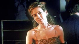 161838741 Herečka Sarah Jessica Parker ako Carrie Bradshaw v seriáli Sex v meste v "slip dress".