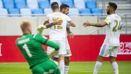 Jednou nohou vo finále. Slovan sa pohral s ViOnom, Ružomberok potrápil DAC