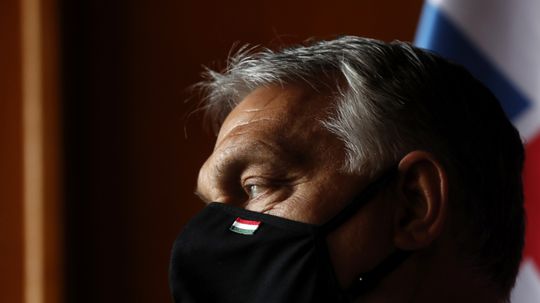 Núdzový stav sa končí, Orbán si moc ponechá
