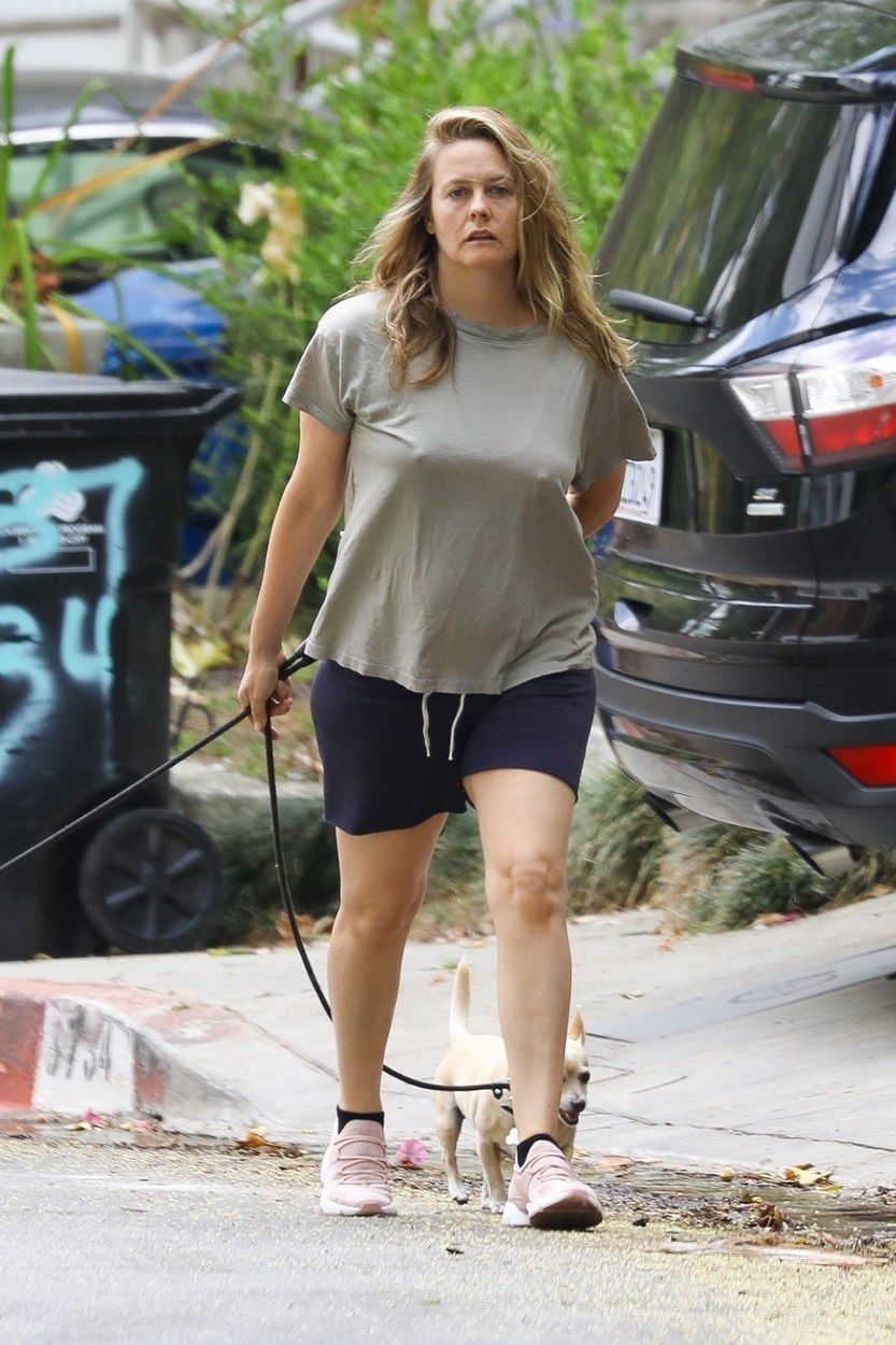 Alicia Silverstone venčí psa v uliciach LA.