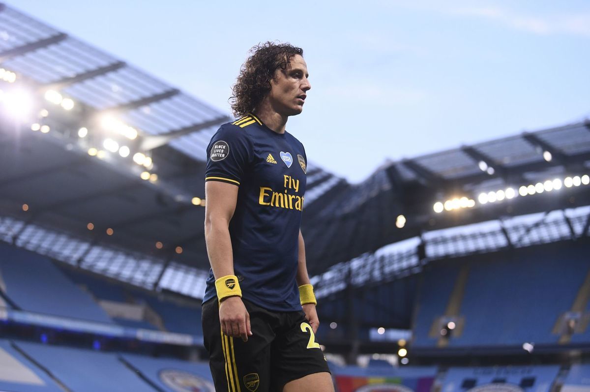 David Luiz z Arsenalu opúšťa ihrisko po...