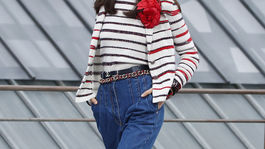 Modelka na prehliadke značky Chanel v džínsoch s vysokým pásom. 