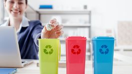 Brusel chce zaviesť daň z plastov. Pôjdu ceny hore?