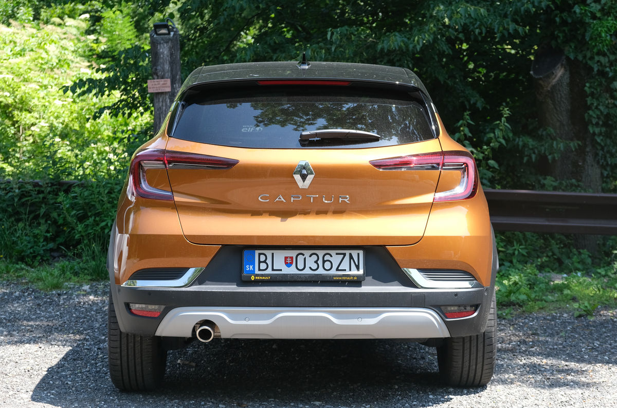 Jazdnými vlastnosťami Captur neprekračuje...