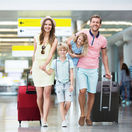 rodina, leto, prázdniny, kufre, letisko, cestovanie, dovolenka
