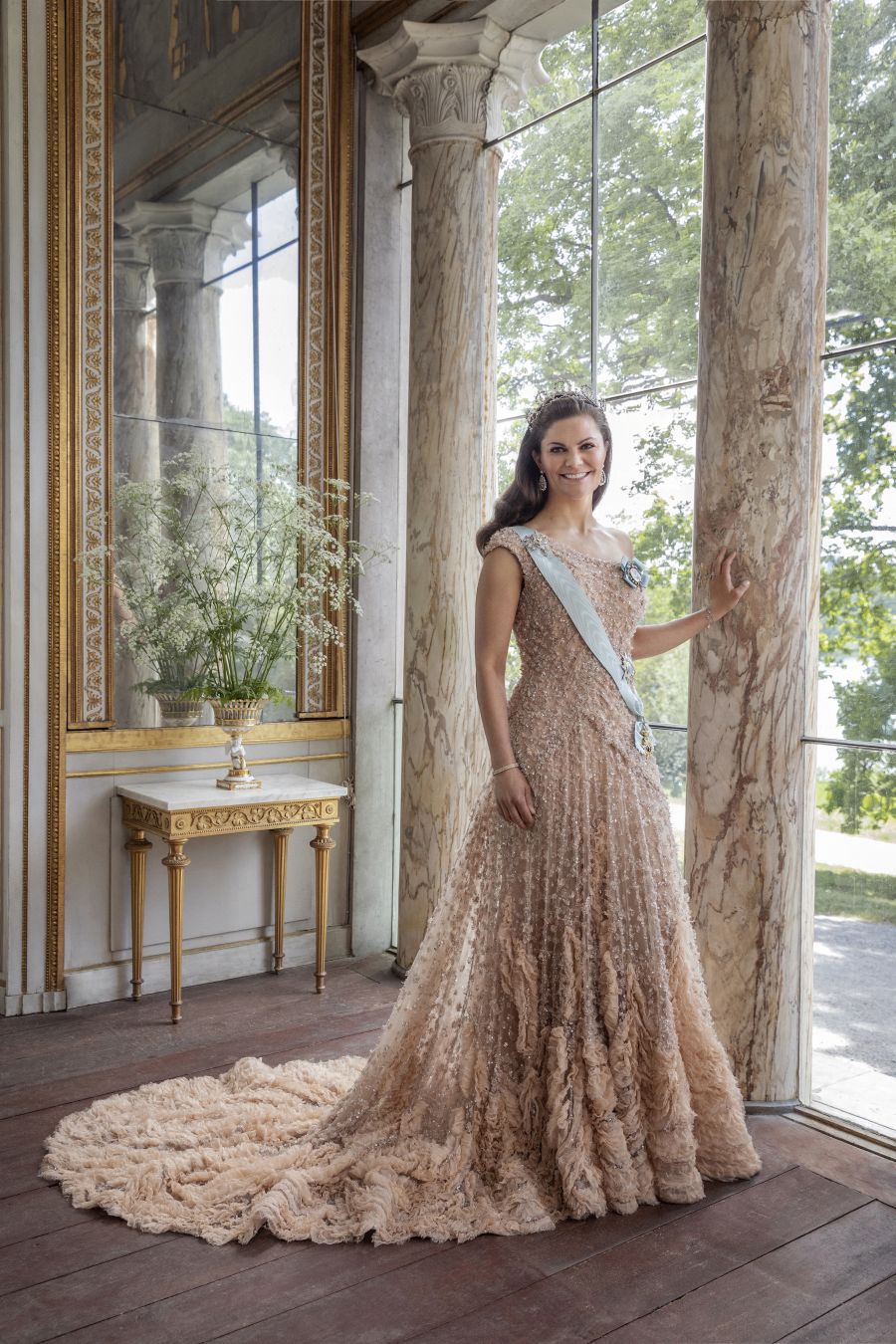 Švédska korunná princezná Viktória v šatách...