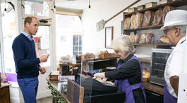 Aj princ William už zarezáva. V Norfolku navštívil majiteľov pekárne Paula a Teresu Brandonovcov. 