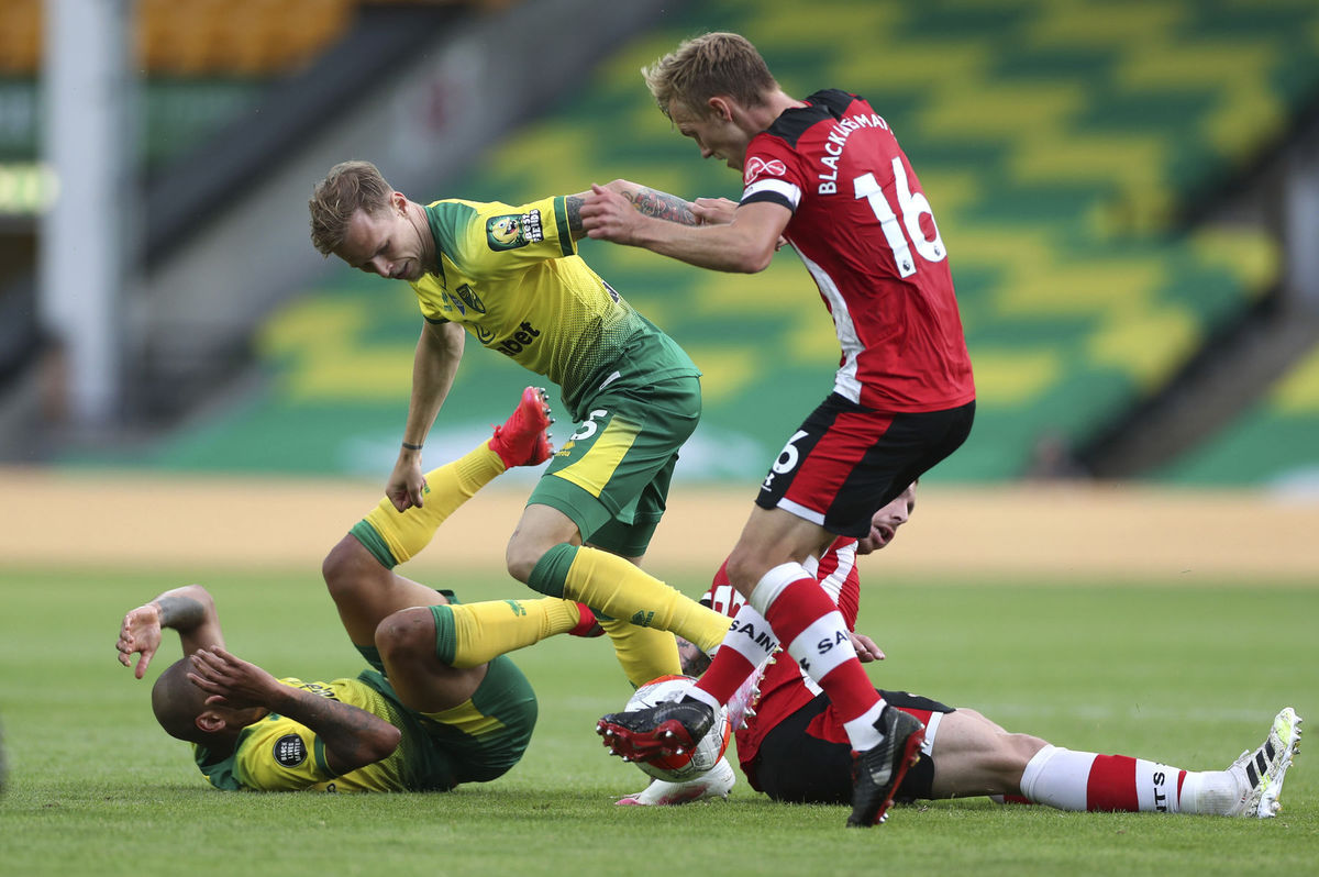 Ondrej Duda (v strede) počas zápasu Norwich -...