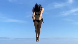 Žiadne žarty o tučnej Monike z Priateľov! Pohľad na jej telo vás odrovná, oslávila 56 