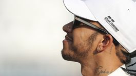 Hamilton zakladá komisiu. V F1 chce viac pretekárov tmavej pleti