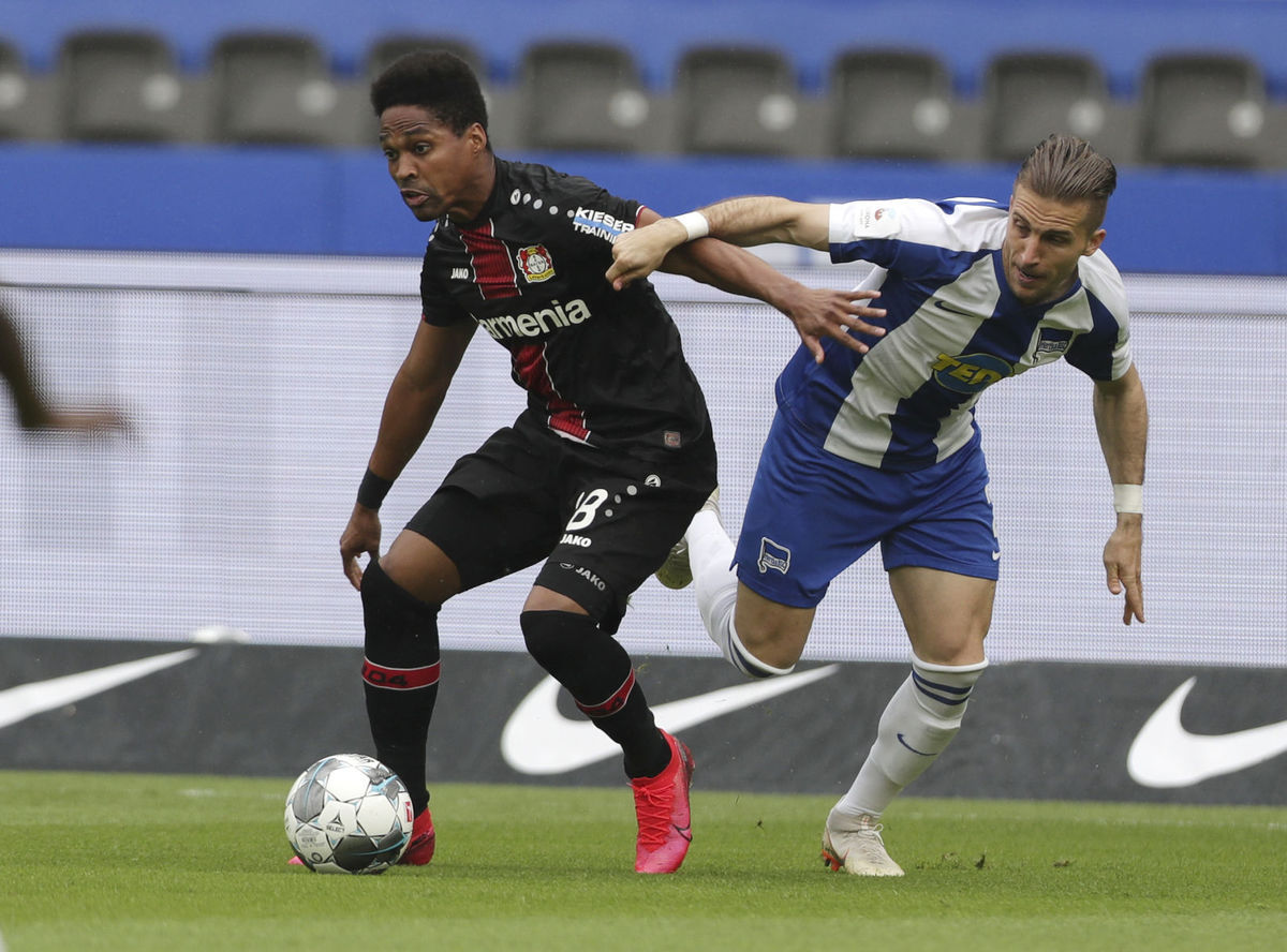 Wendell z Bayeru Leverkusen uniká Petrovi...