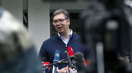 Strana prezidenta Vučiča víťazí v srbských voľbách