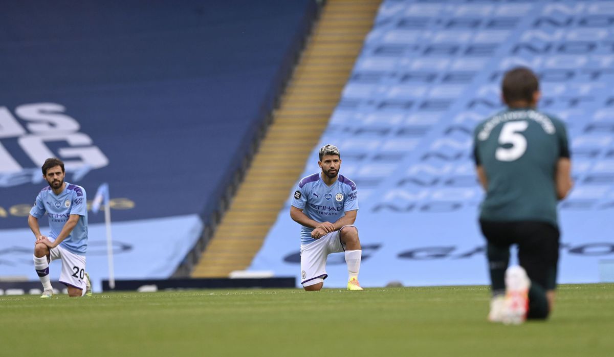 Futbalisti Manchestru City na kolenách pred...