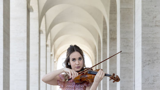 Husľová virtuózka Anna Tifu počas poludňajšieho...