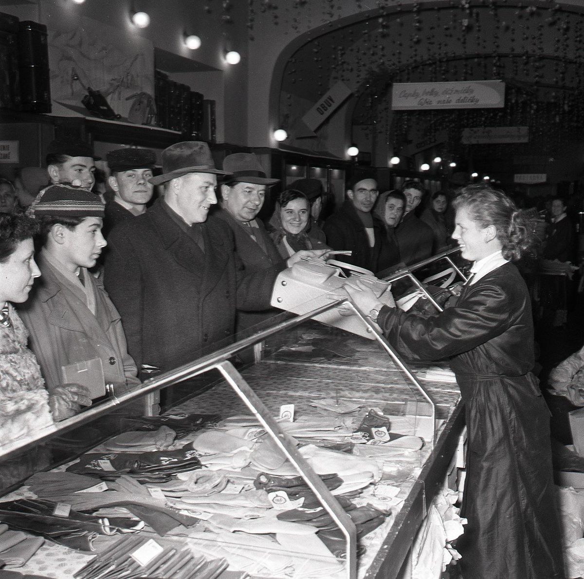 Nakupujúci v predajni v Košiciach v zime 1955.