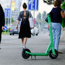 Rýchlosť chôdze na chodníku bude 6 km/h. Poslanci schválili kontroverznú novelu. Analytik vysvetľuje, ako to v skutočnosti je