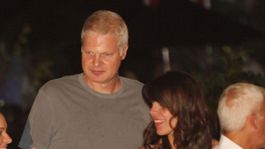 Tragédia v Hollywoode! Ex-partner Liz Hurleyovej je mŕtvy, skočil z balkóna