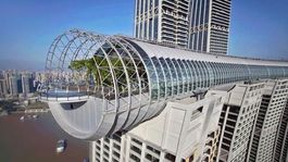 Vo výške 250 metrov postavili na štyri veže horizontálny mrakodrap so skleneným dnom