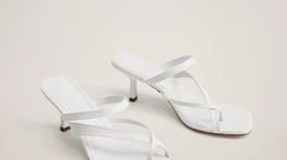 Nazúvacie flip-flopové sandále na podpätku Zara, predávajú sa za 29,99 eura. 
