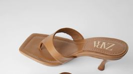 Nazúvacie flip-flopové sandále na podpätku Zara. Predávajú sa za 39,99 eura. 
