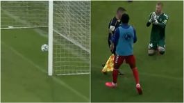 Kľačal pred rozhodcom. Brankár Senice verí, že za vymyslený gól príde tvrdý trest