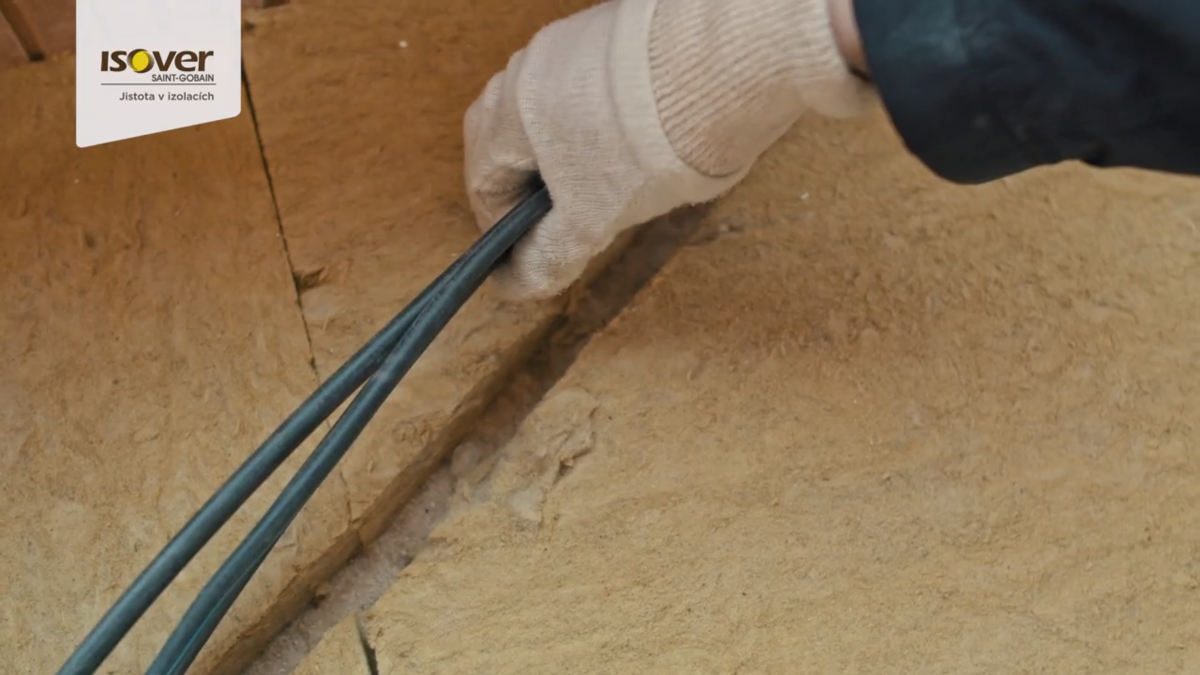 Káble sa dajú zatlačiť do izolácie alebo viesť...