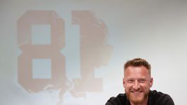 Spomienky na sídlisko, výber nasledovníka v Sieni slávy. Hossa sa bránil slzám